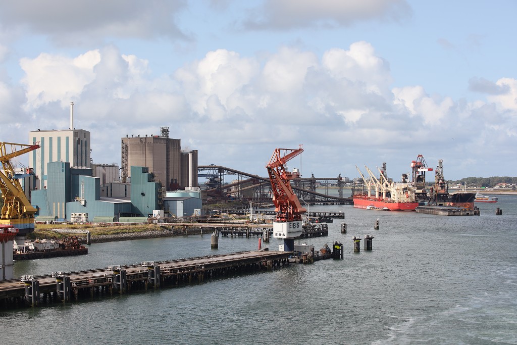 europoort maasvlakte rotterdam botlek haven scheepvaart industrie fabrieken marine transport overslag terminal portlantis ferry centrale